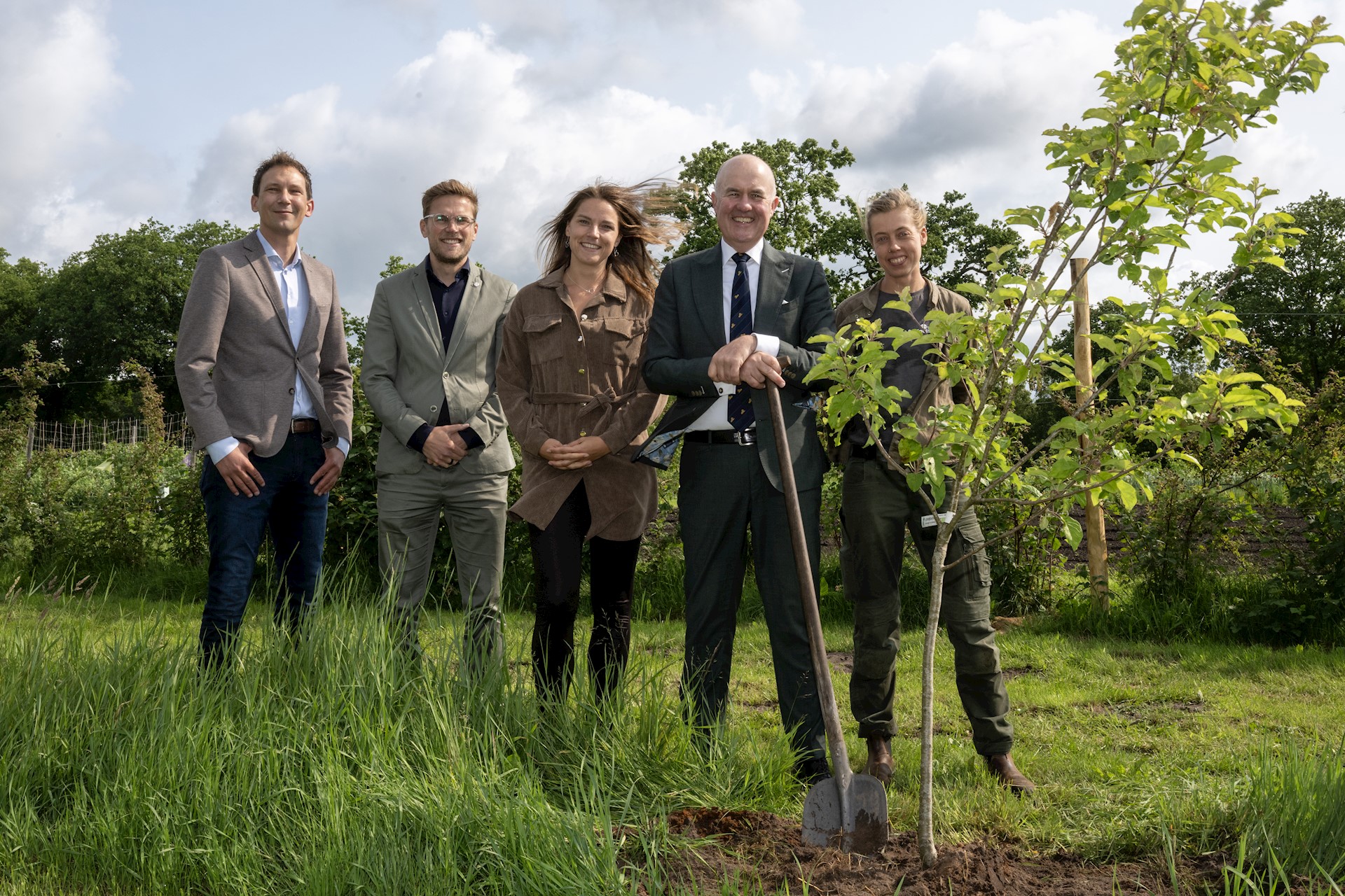 Comissaris Van De Koning Plant Boom Ter Viering Van 1 Miljoen Gezonde Maaltijden Door Stichting Sociaal En Vitaal